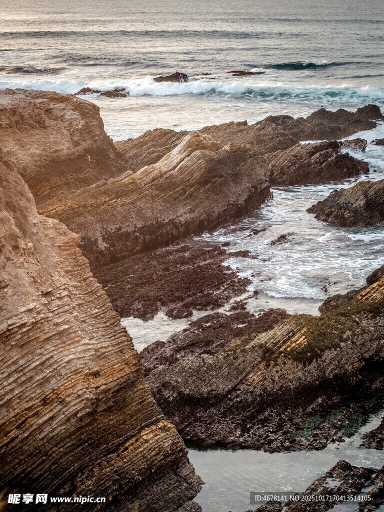 海边嶙峋礁石与海浪