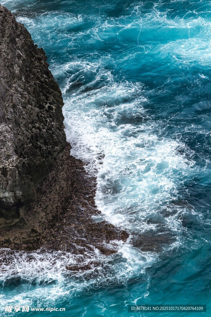 蓝色海浪拍击岸边岩石