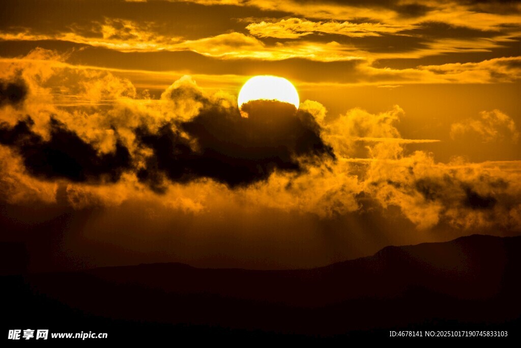 壮丽夕阳穿透云层美景