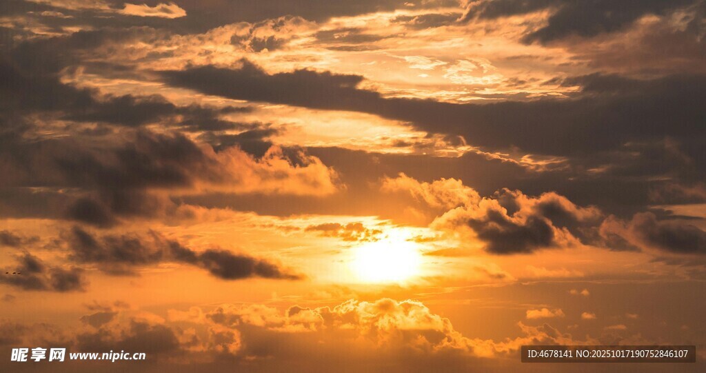 夕阳下的绚烂云海