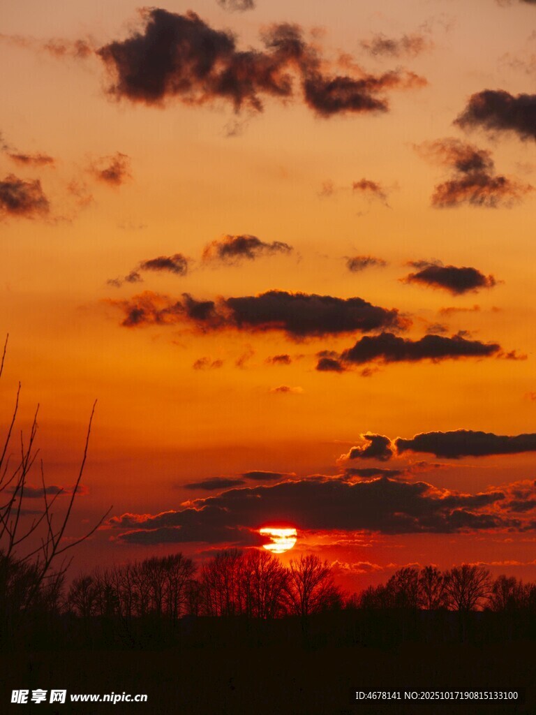 夕阳西下的绚烂天空