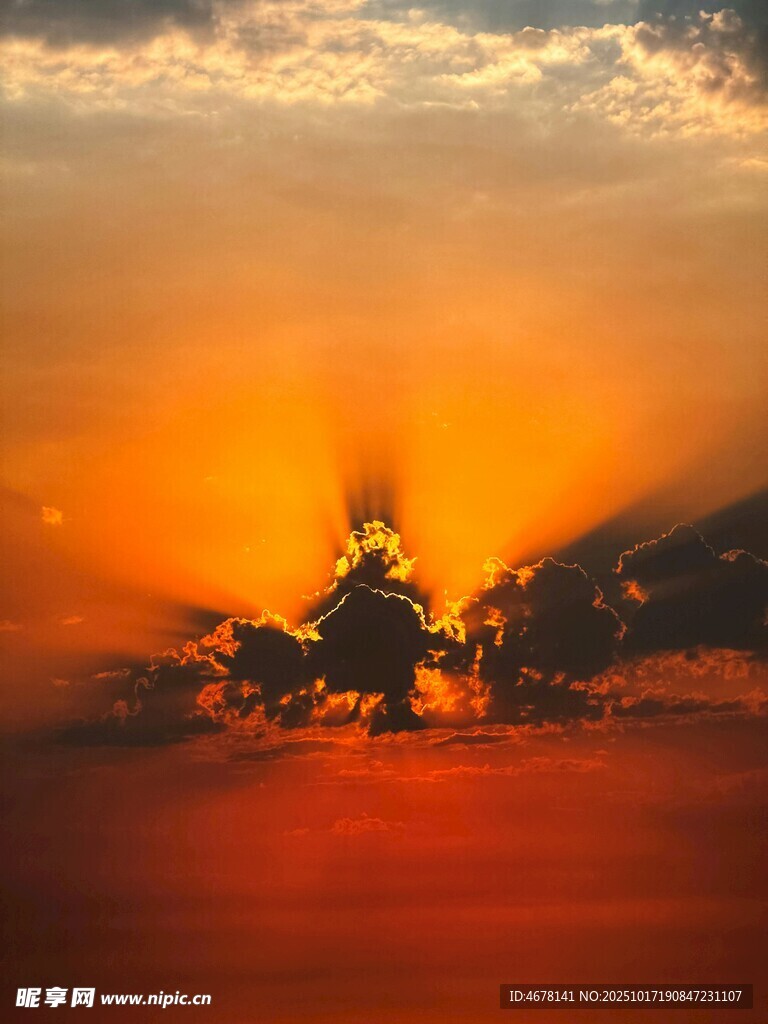 壮丽日出穿透云层美景