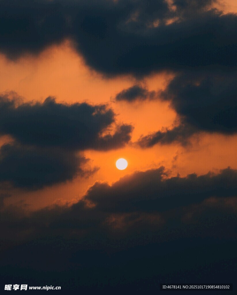 夕阳穿云景