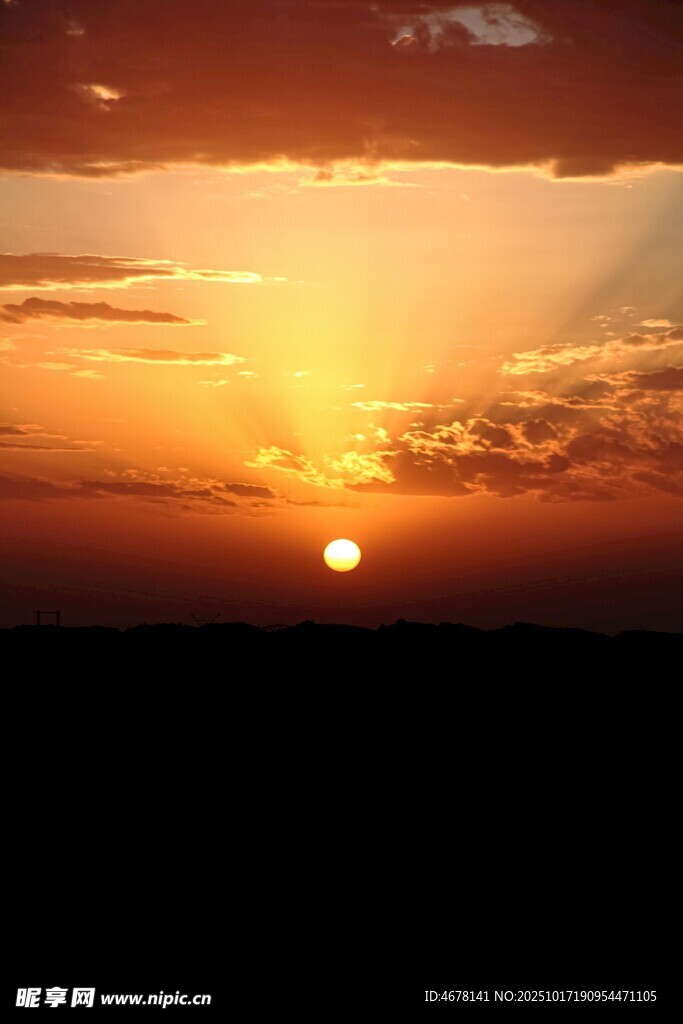 夕阳西下的壮丽天空