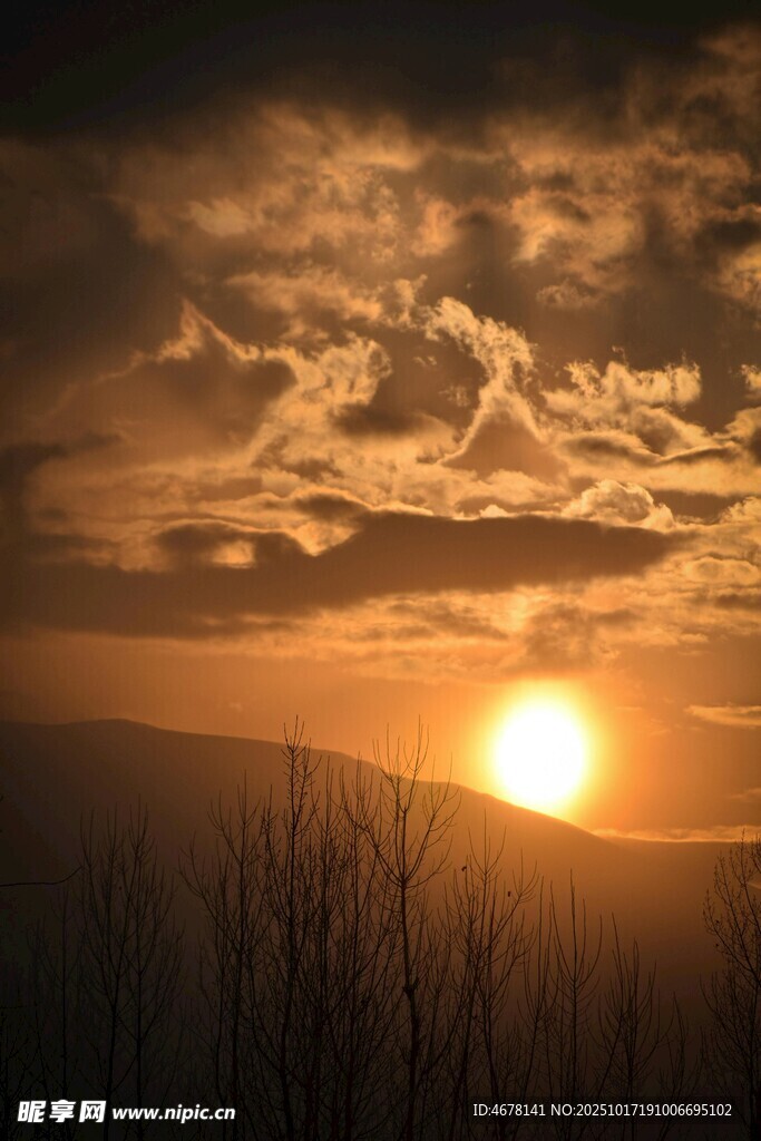 夕阳下的壮美天空景色