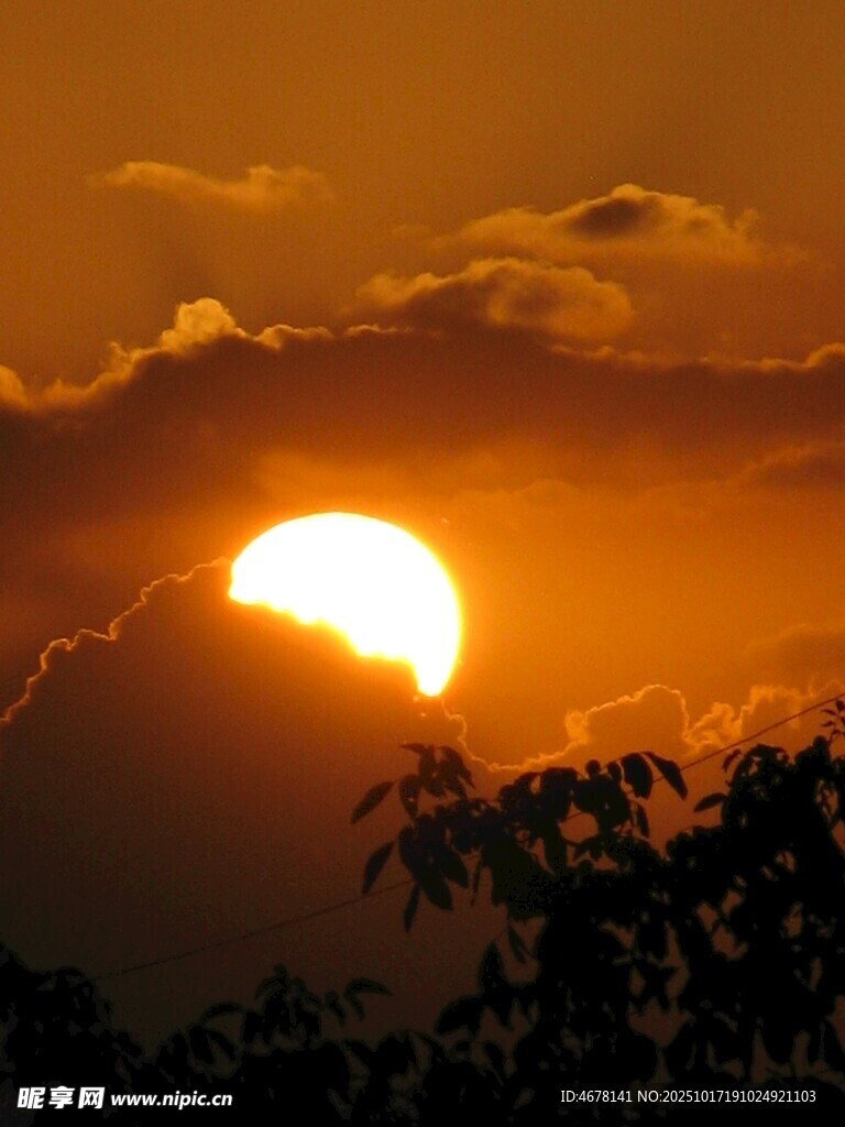 夕阳西下映天际