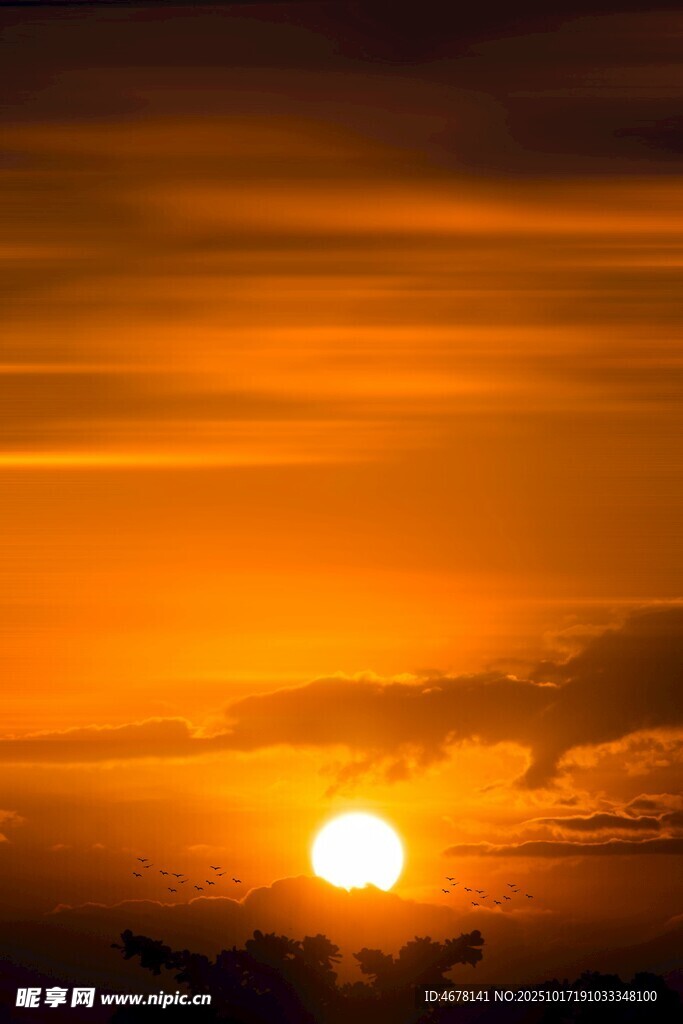 夕阳西下的壮美天空