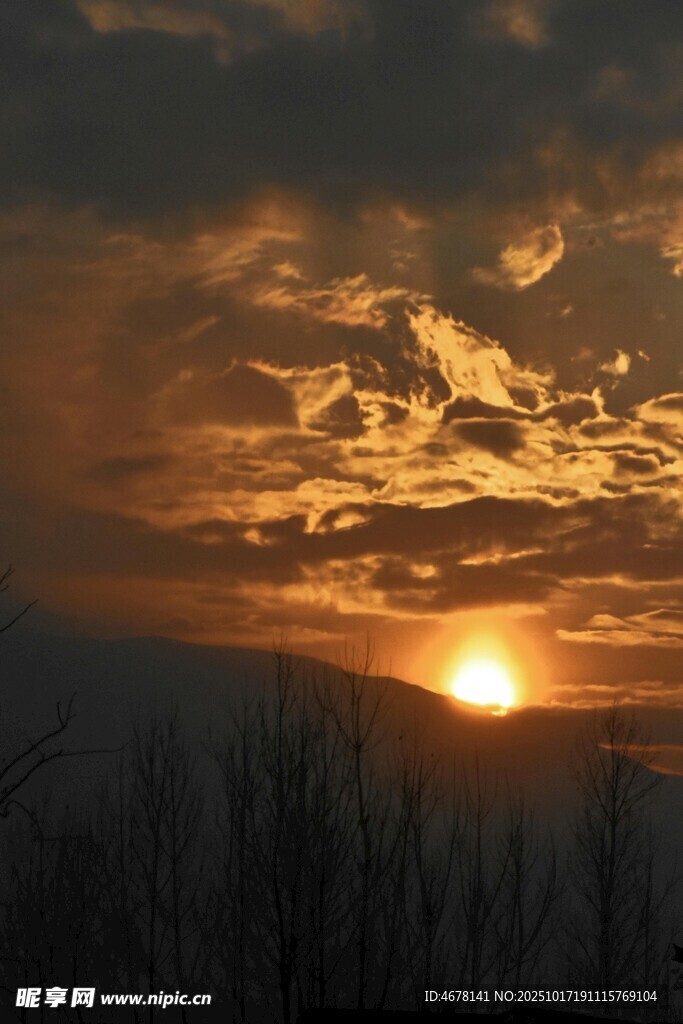 夕阳西下的壮丽天空景观