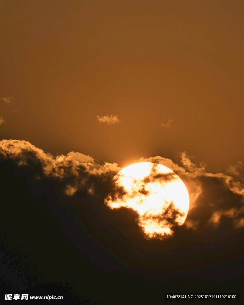 夕阳穿透云层的壮美瞬间