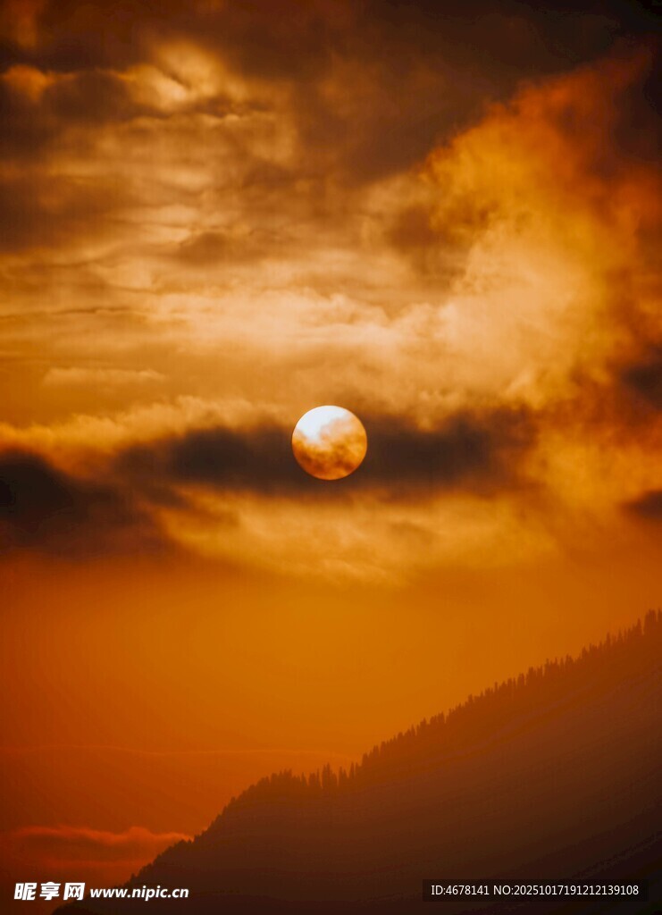 夕阳映云间山峦染余晖