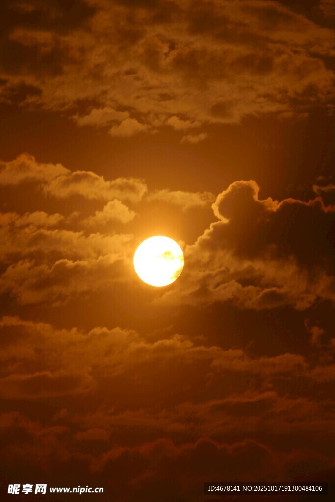 夕阳西下云间金辉闪耀