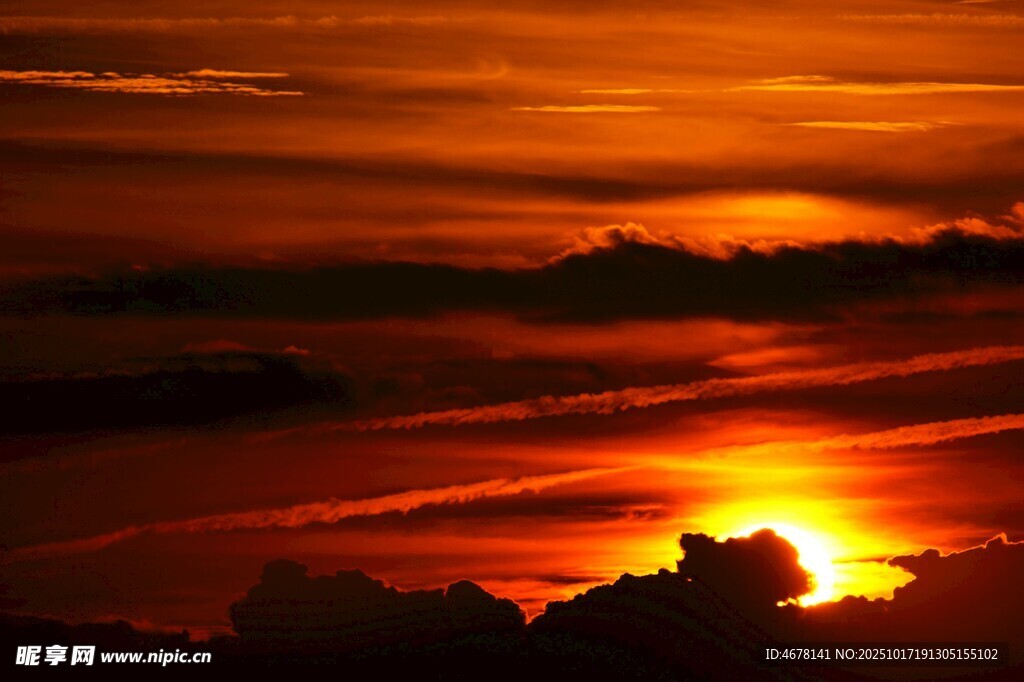 壮丽夕阳下的天空美景