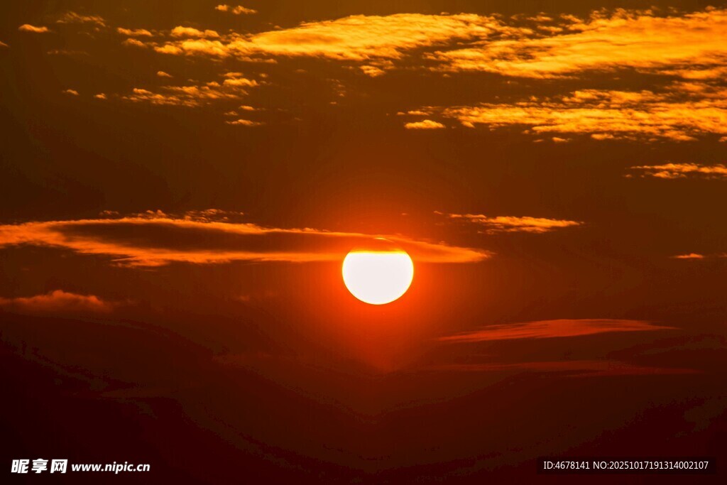 夕阳西下红日映云霞