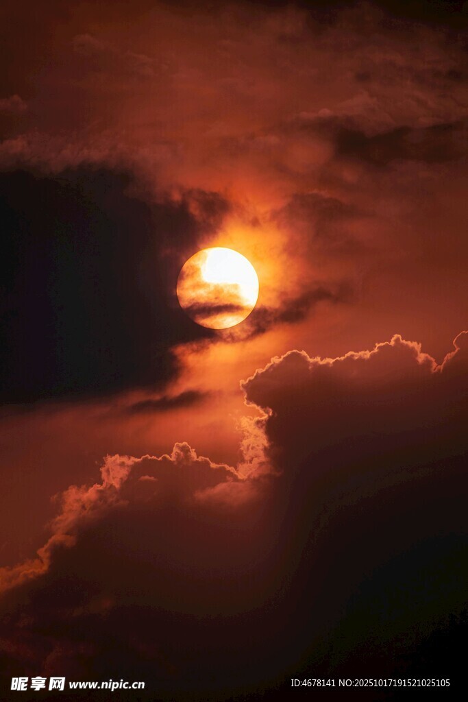 夕阳穿透云层的壮丽景象