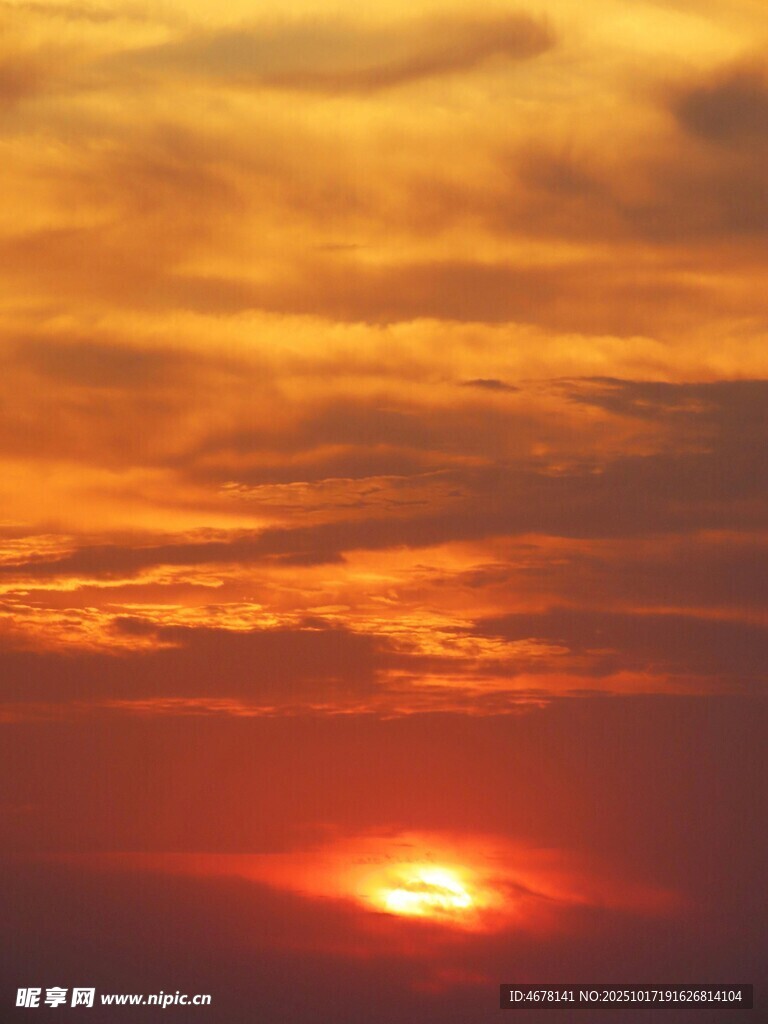 夕阳西下天际染橙红