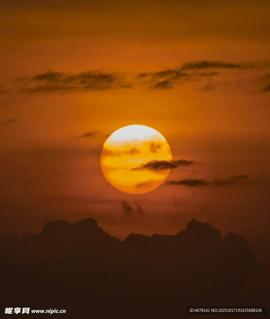 夕阳西下天际染金