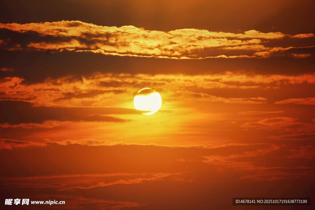 夕阳西下天际染金