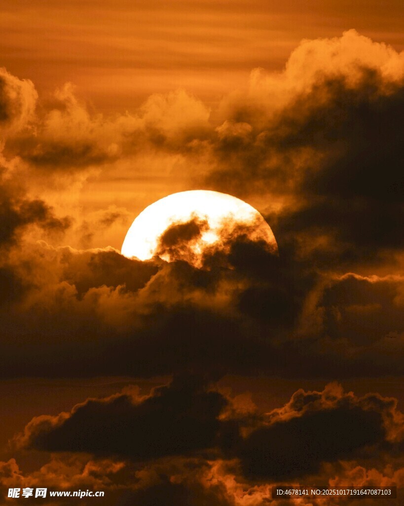 夕阳穿透云层的壮丽景象