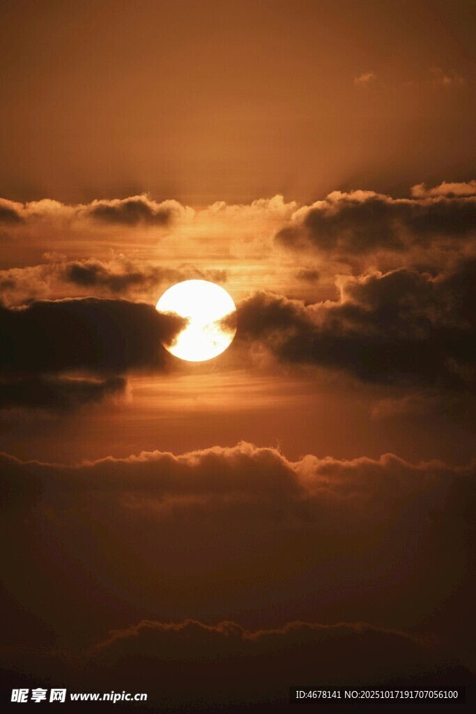 夕阳穿透云层的壮丽景象