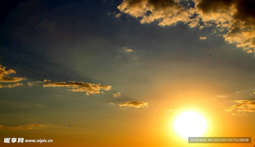 夕阳西下的绚烂天空