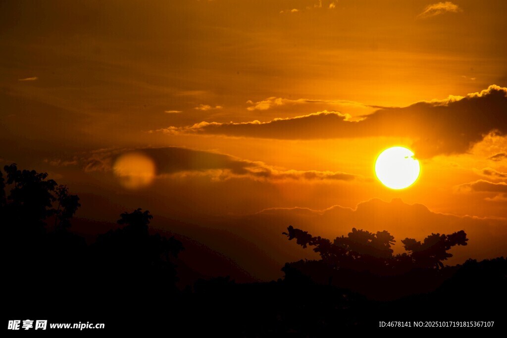 夕阳西下的壮美天空