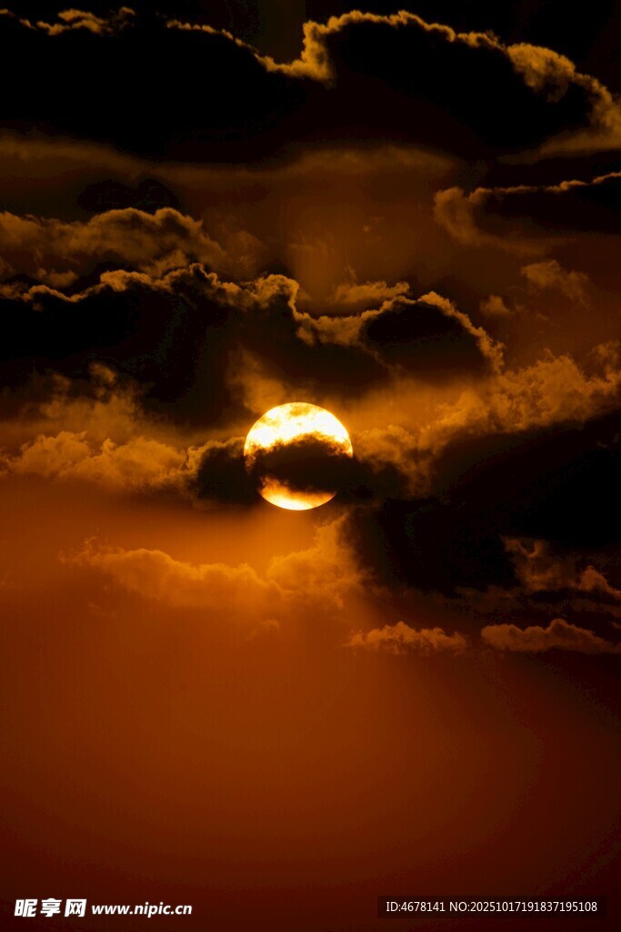 夕阳穿透云层的壮丽景象