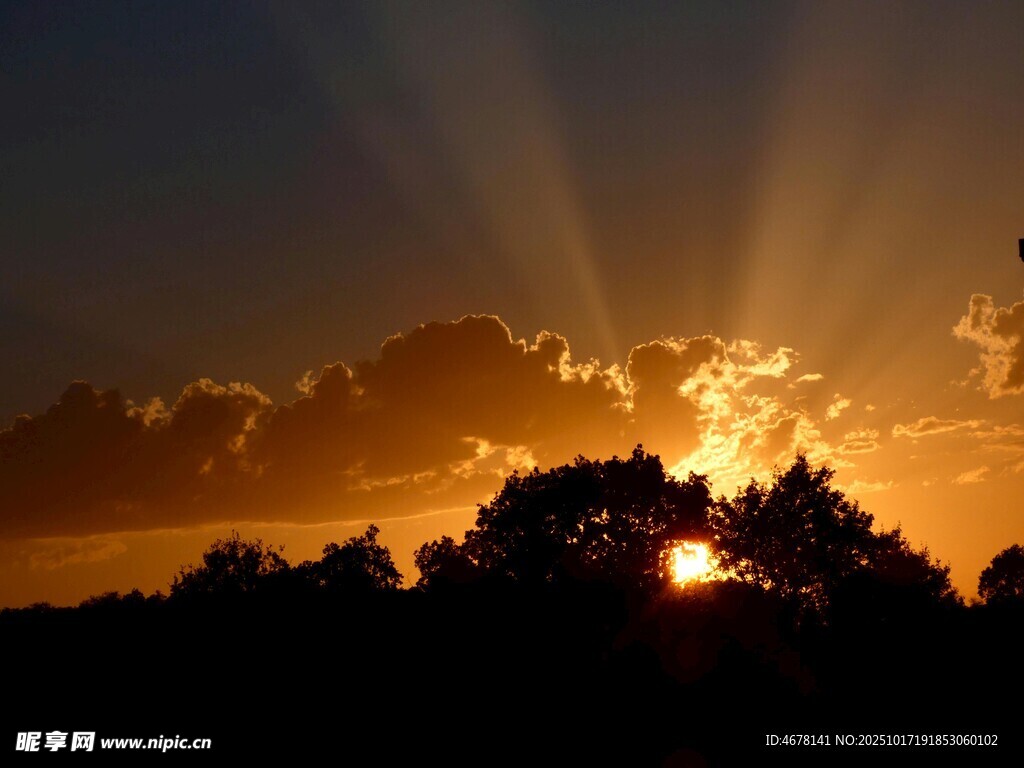 夕阳穿透云层洒下光芒