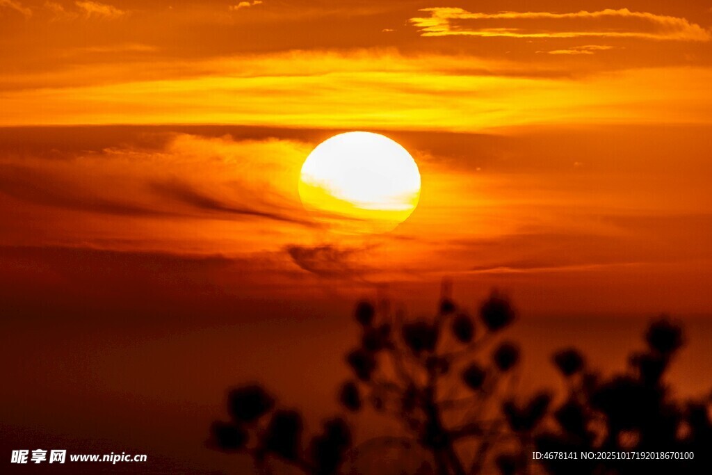 夕阳西下的美丽天际线