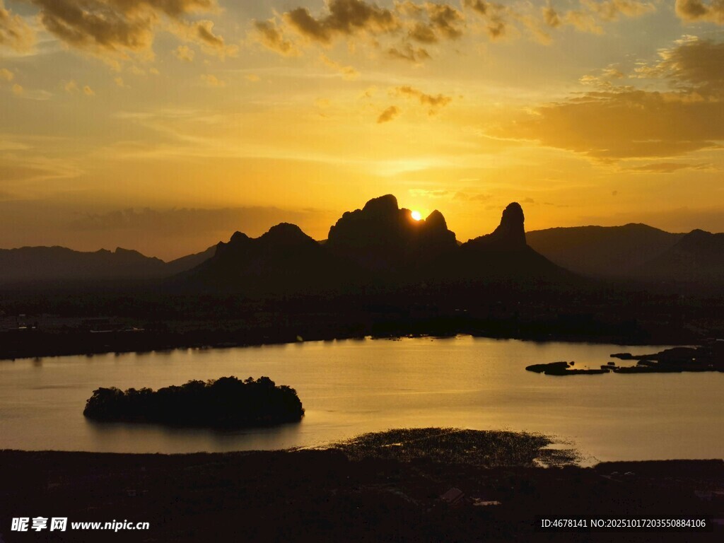 夕阳下的山水美景