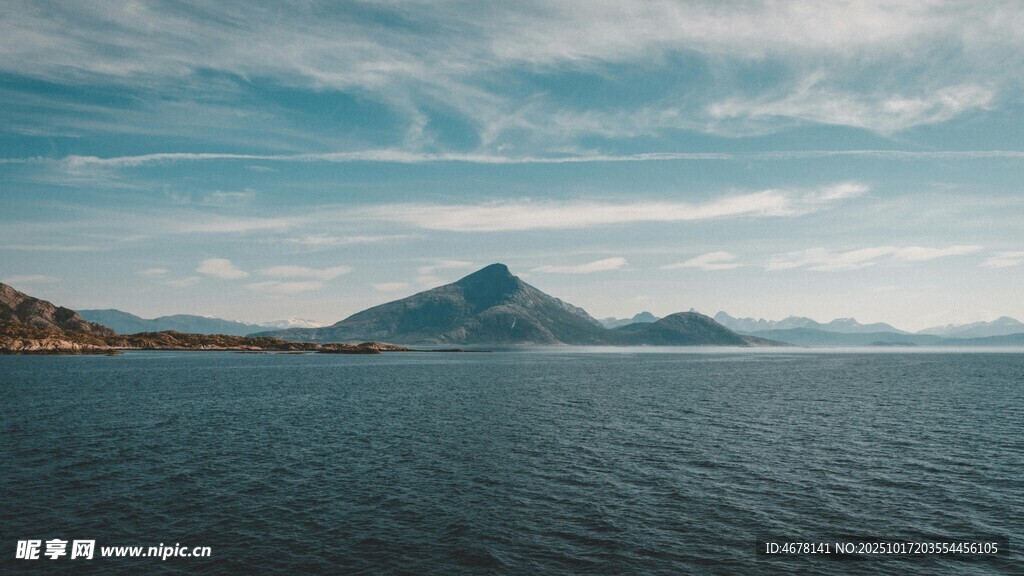 海边远山风景图