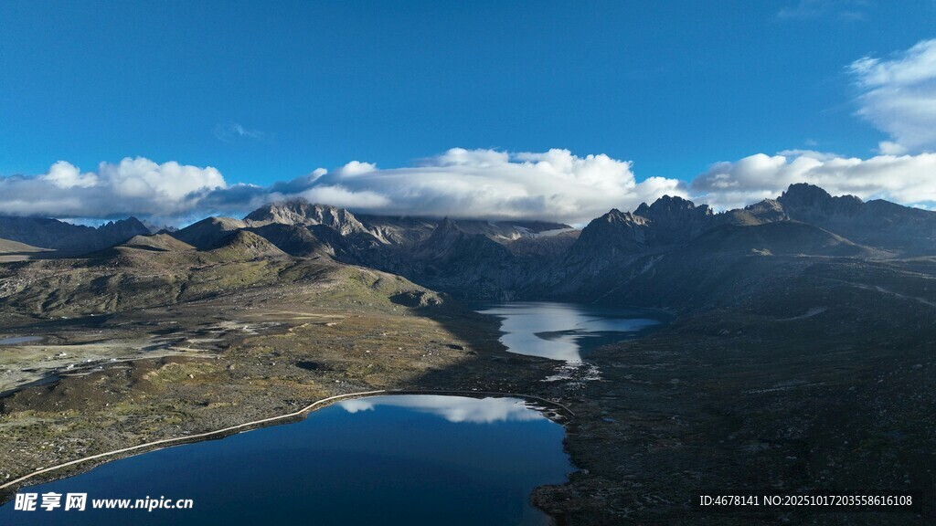 高山湖泊壮丽自然风光