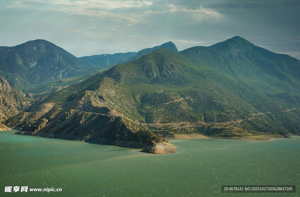 青山绿水间的秀丽湖景