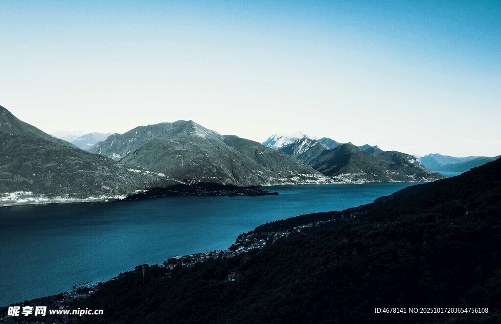宁静湖景与远山