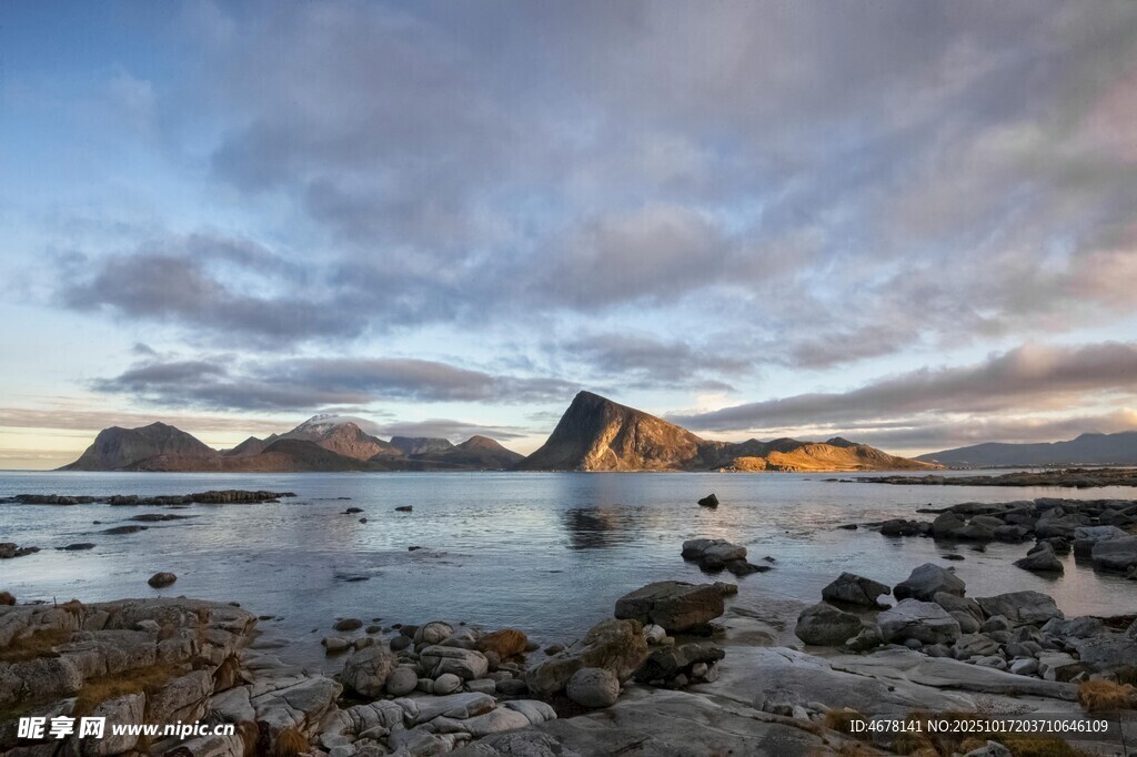 海边壮丽山景与霞光