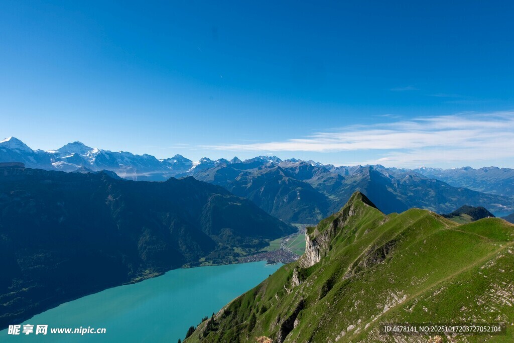 高山湖畔美景