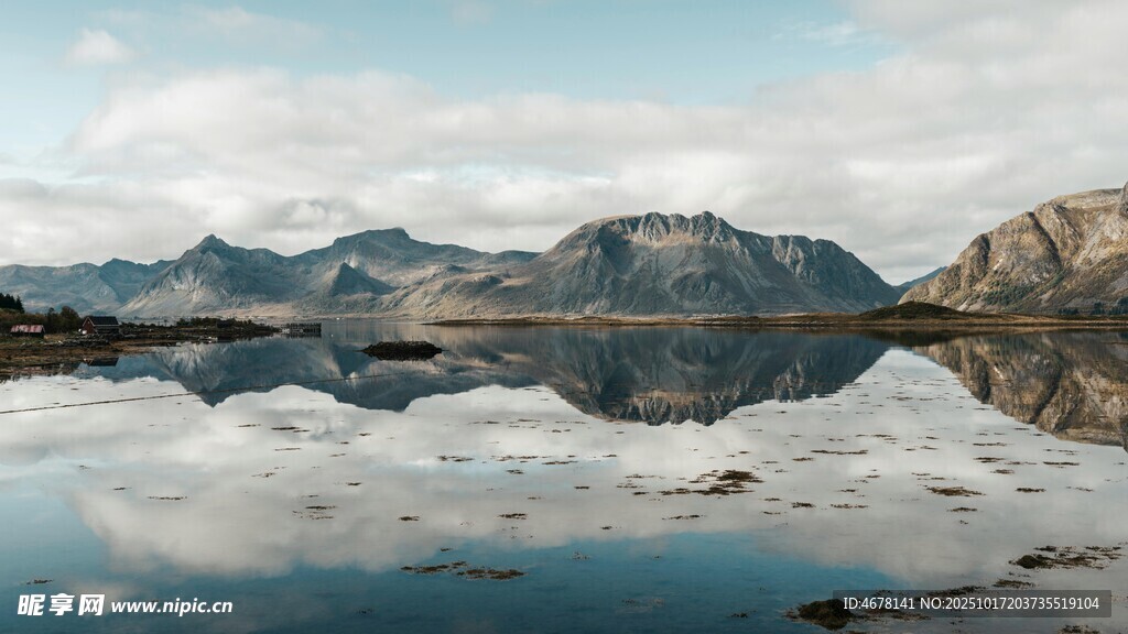 宁静湖山倒影