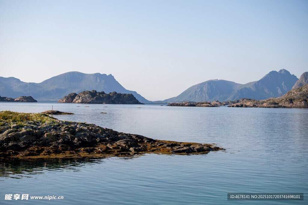 宁静湖畔的壮丽山峦景色
