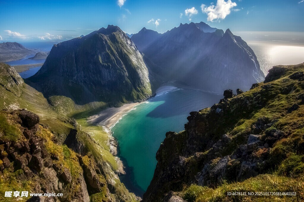 壮美山峦间的碧绿湖泊