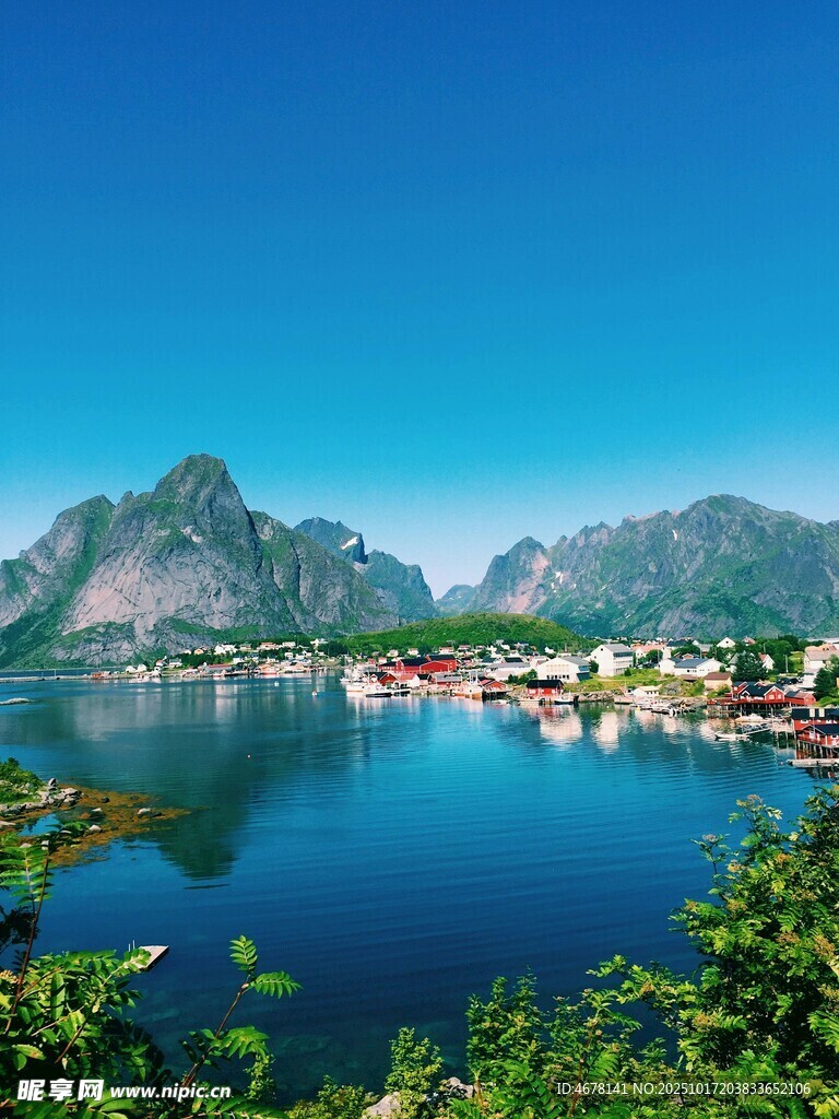 宁静湖畔的美丽山村风光