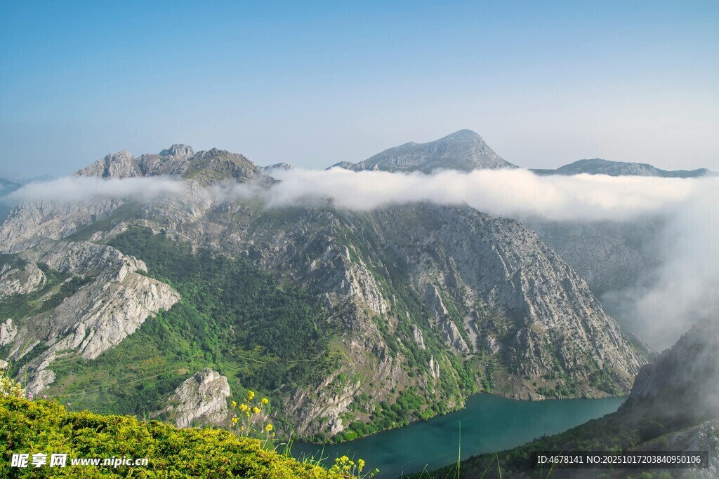 壮丽山景与云雾中的湖泊