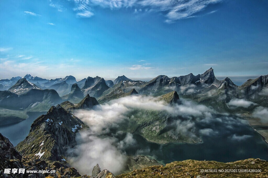 高山云海壮丽自然景观