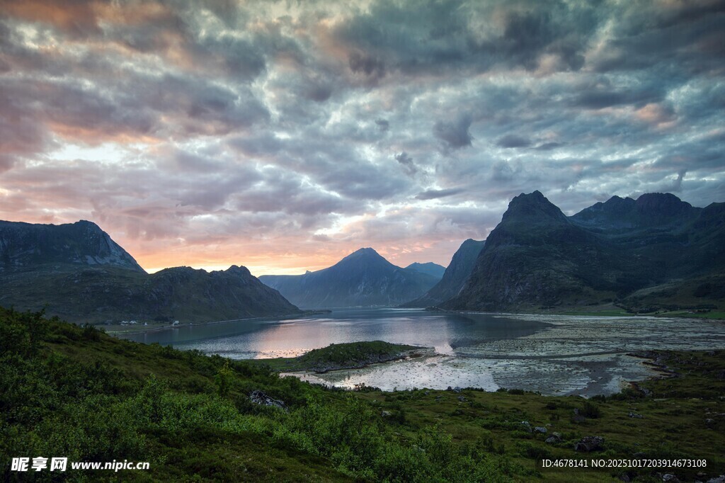 山间湖畔壮丽云霞美景