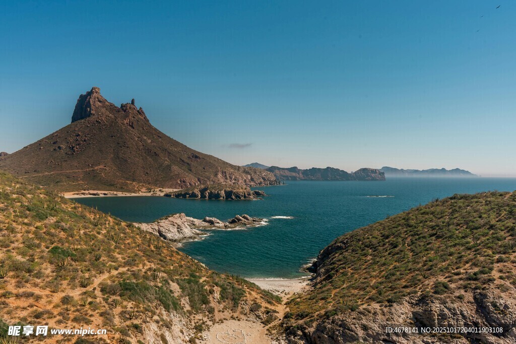 海岸边的壮丽山峦景观