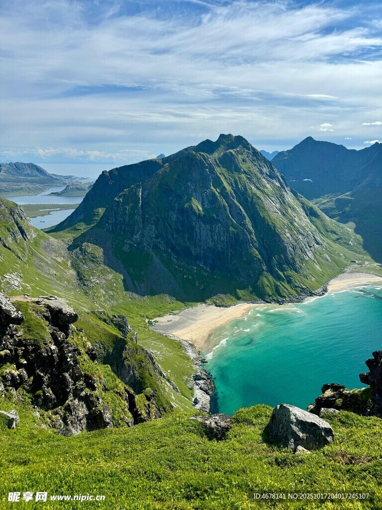 壮美山间蓝湖风光
