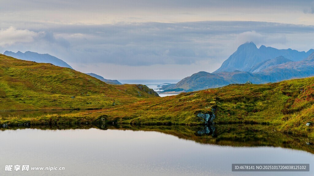 山间湖畔美景
