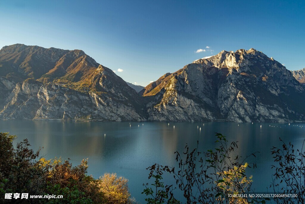 湖畔山峦美景