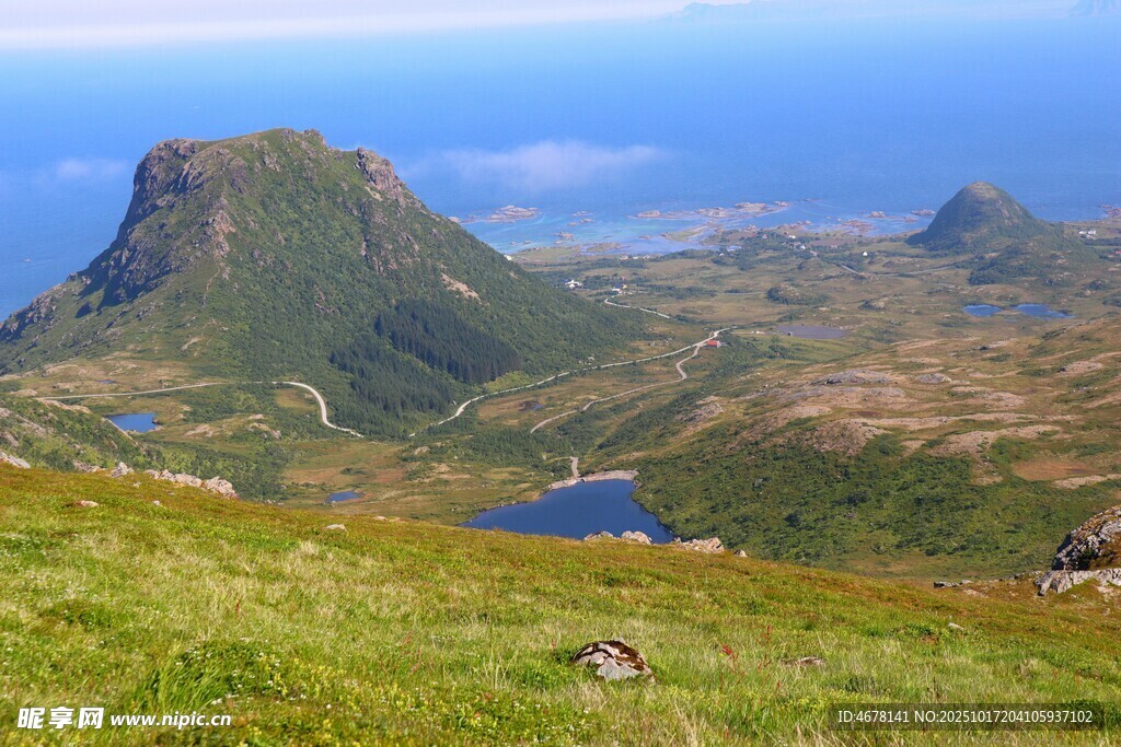 高山草甸间的秀丽湖景