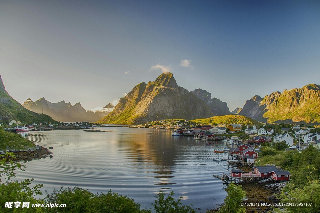 美丽山水间的宁静湖景