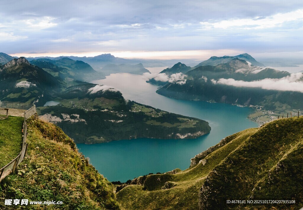 高山湖泊壮丽自然景观