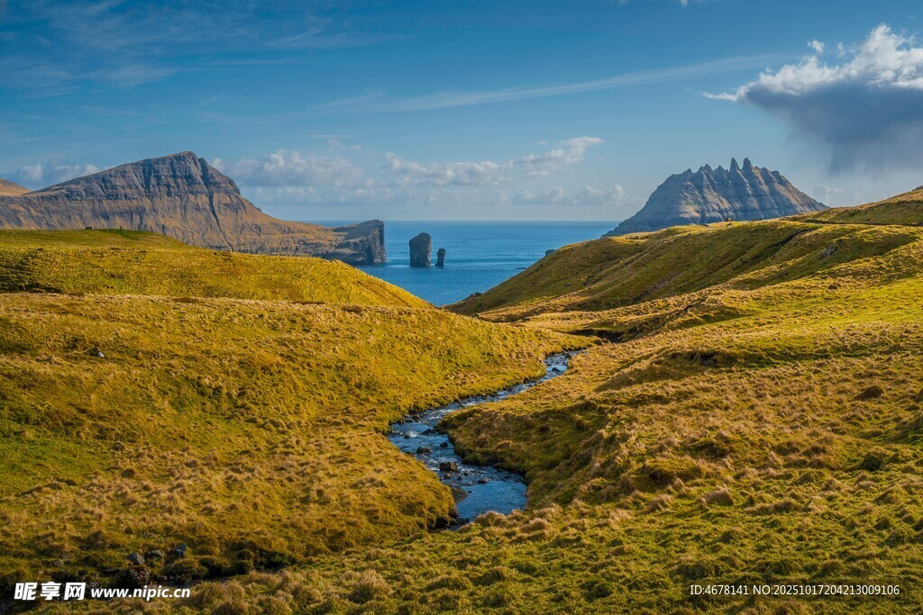 山间溪流伴碧海蓝天美景